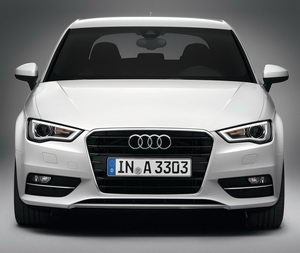 
Vue de face de l'Audi A3. Le design de cette face avant est valorisant, sans révolution par rapport à la génération précédente d'Audi A3. La calandre s'adapter aux dernières évolutions de la marque.
 