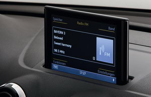 
Vue de l'cran LCD rtractable en haut de la console centrale de l'Audi A3. Vue de la radio.
 