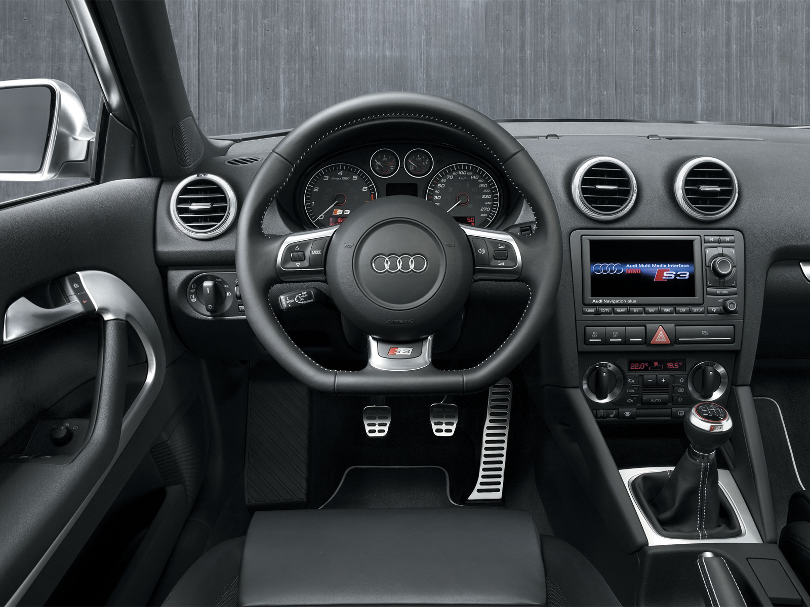 
Vue du poste de conduite de l'Audi S3. Pdalier, levier de vitesse et d'autres lments de la console centrale ou de la planche de bord ont un traitement en aluminium, renforant la sportivit de cet
 